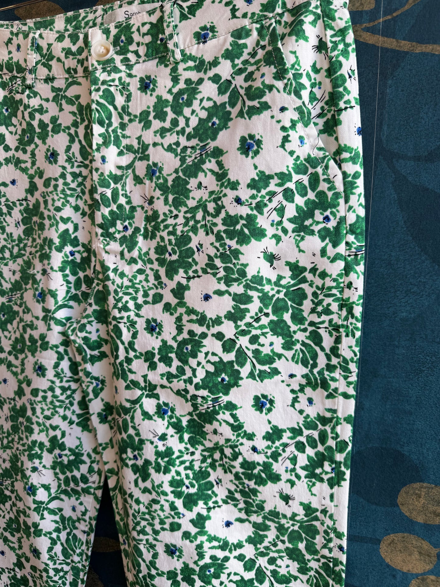 👖 Pantalon imprimé vert – L’élégance au naturel ! 🍃✨
