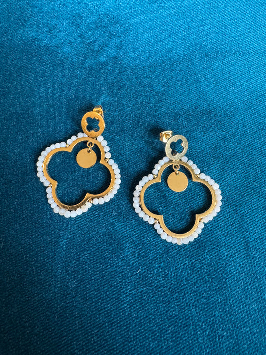 Boucles d'oreilles dorées et blanches