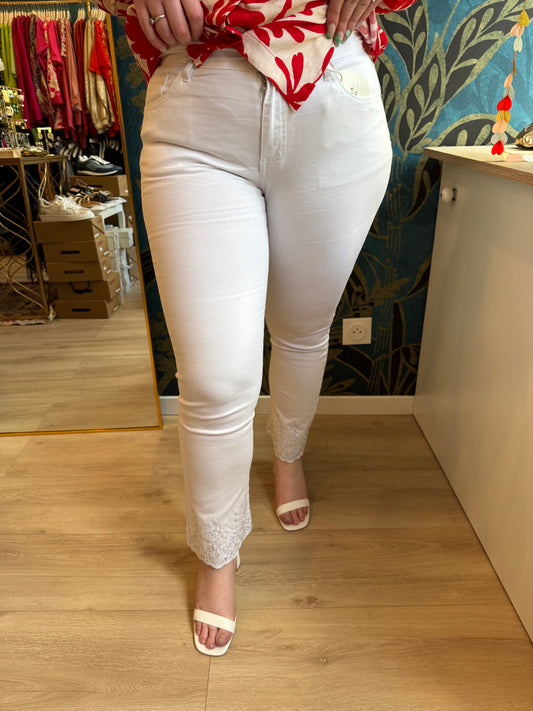 🤍 Pantalon blanc brodé – Détail chic et féminin
