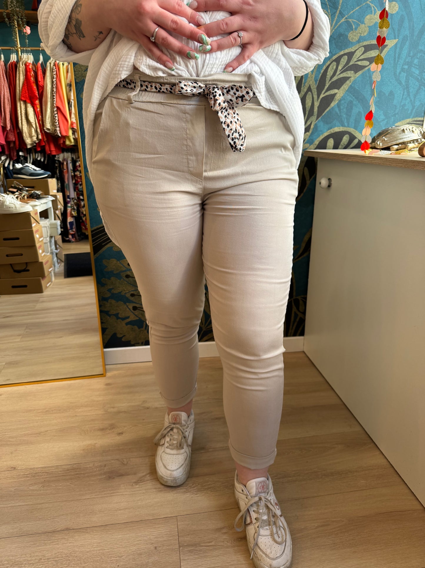 Pantalon slim beige avec ceinture imprimée
