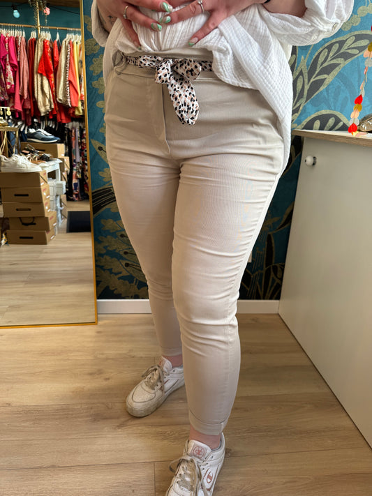 Pantalon slim beige avec ceinture imprimée