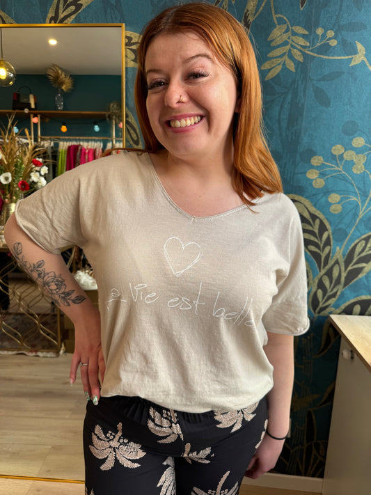 💬 Tee-shirt beige "La vie est belle" 🫶