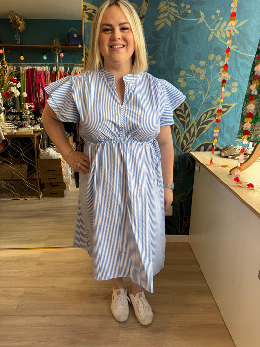💙 Robe rayée bleu ciel à manches volantées